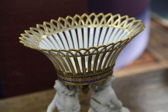 A Paris porcelain dessert service centrepiece